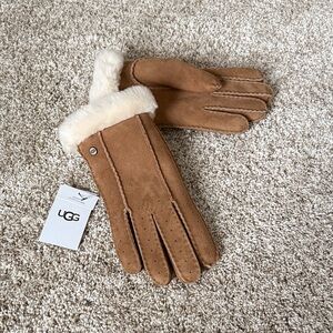 UGG Women's Shearling Chestnut color, size M gloves (W CL Perf GLV)